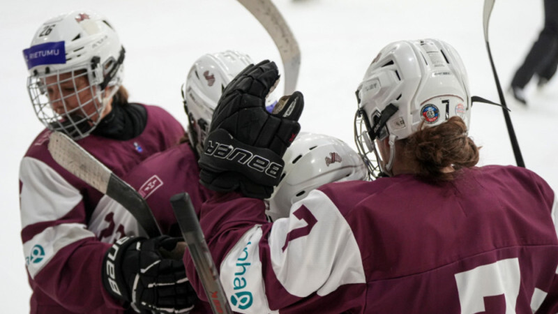Latvijas hokejistes pasaules čempionāta pirmās divīzijas B grupas turnīru sāk ar uzvaru pēcspēles metienu sērijā