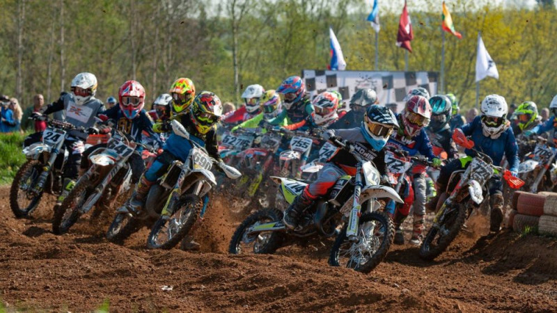 Aizputē ar vērienu startēs Latvijas motokrosa čempionāta jaunā sezona
