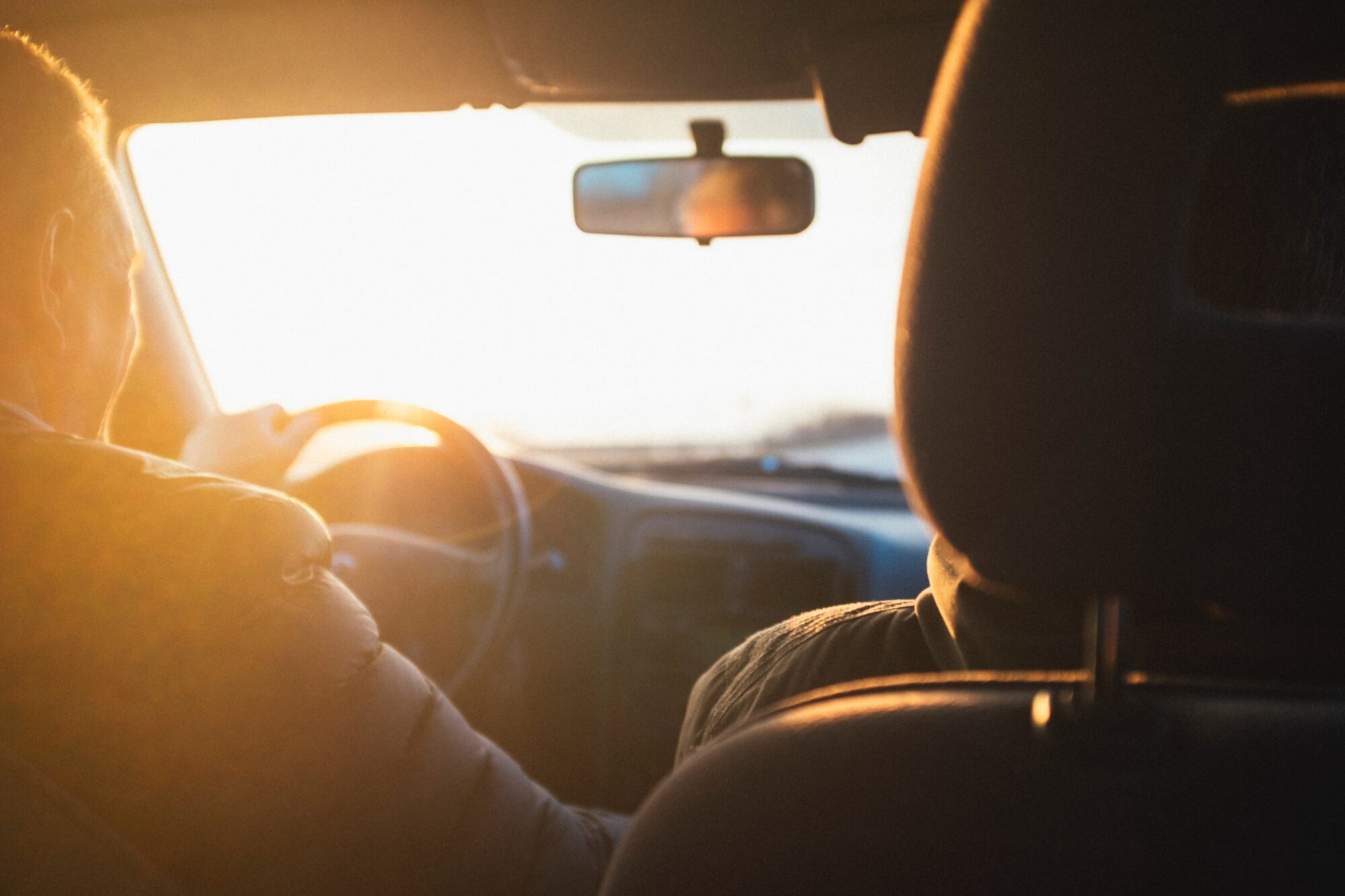 Apžilbināts “Volvo” vadītājs trāpa Rīgas šosejas barjerā