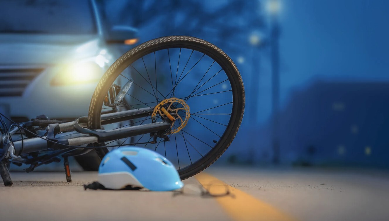 Grobiņā auto notriec velosipēdistu