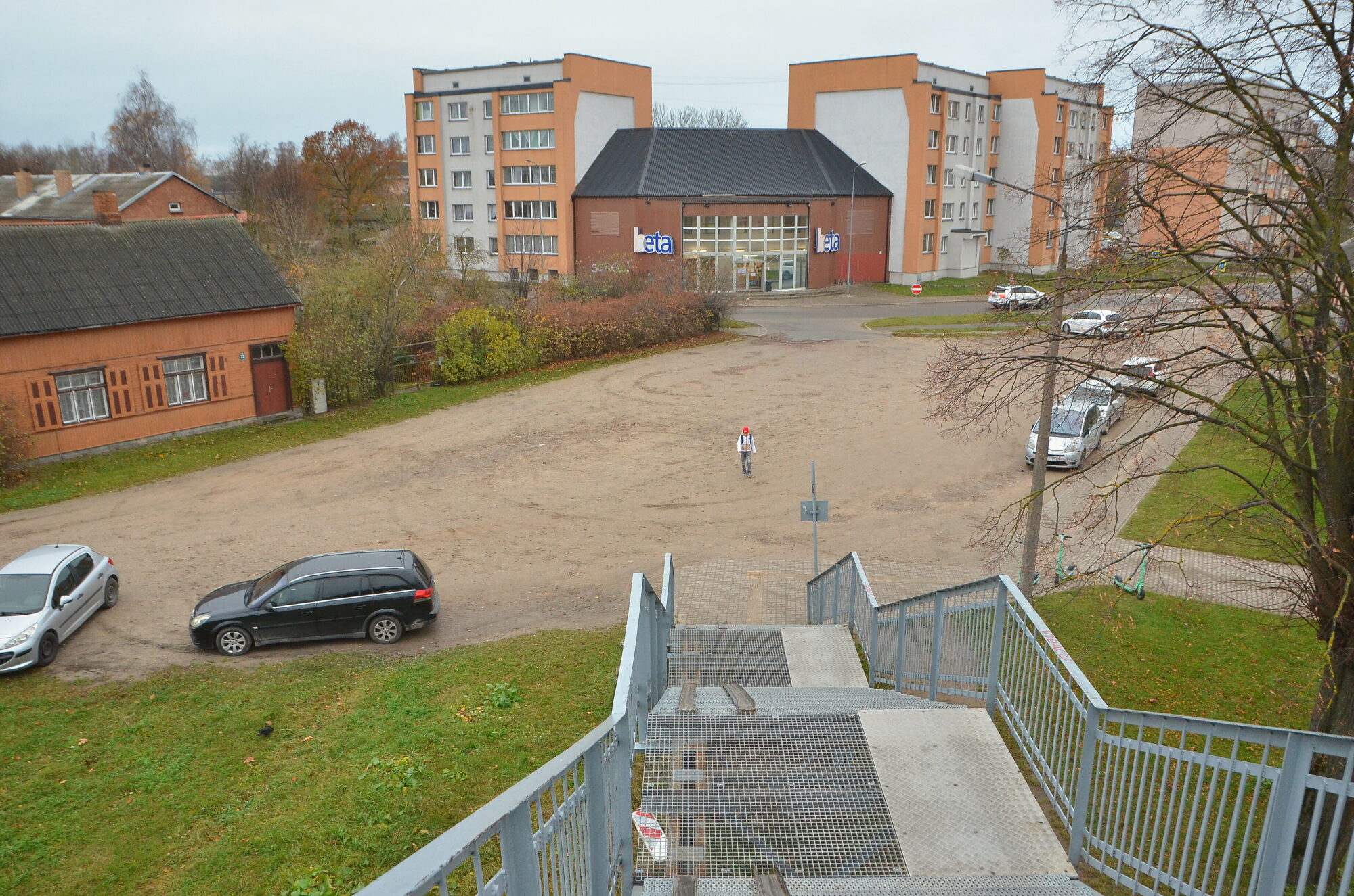 Pašlaik nav lielu bažu par stacijas perona pārbūves kavēšanos