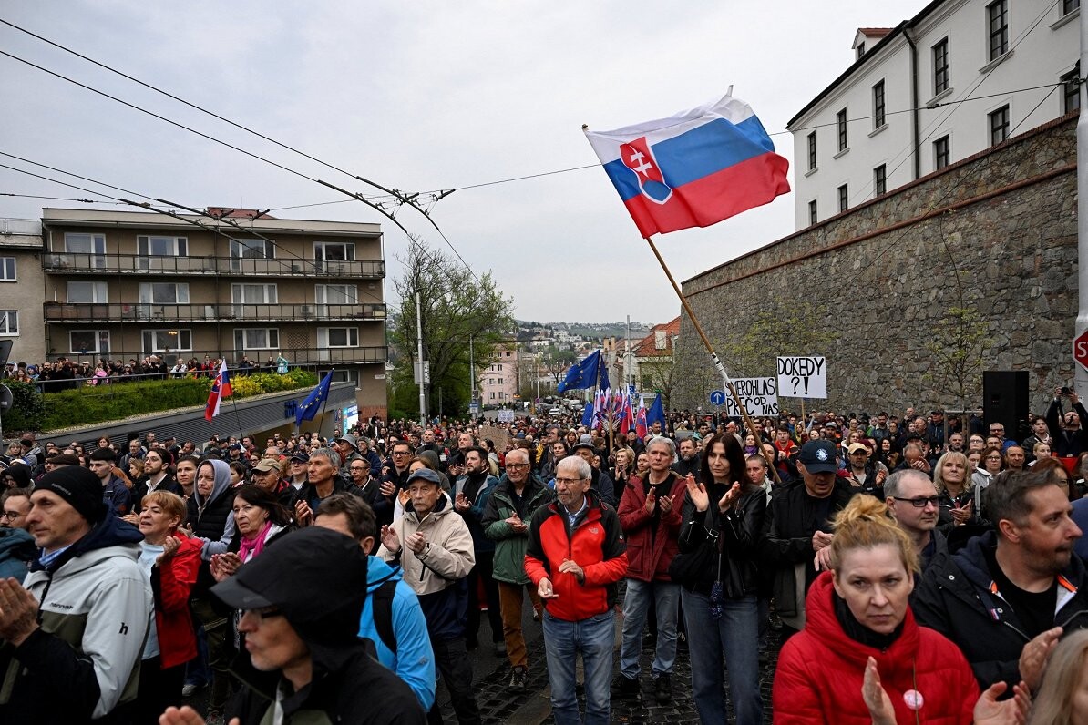 Slovākijā tūkstošiem cilvēku protestē pret plānu atcelt balsošanu pa pastu no ārvalstīm