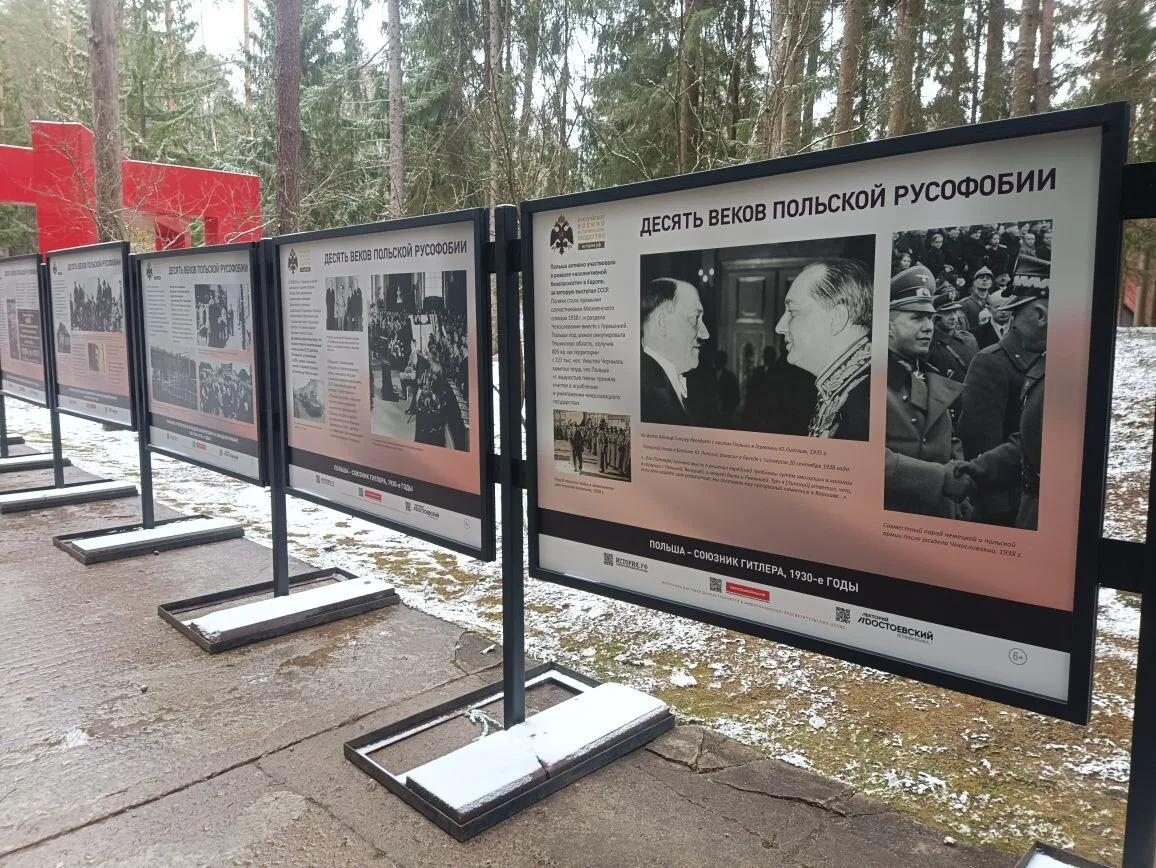 Katiņā nošauto poļu memoriālā atklāta izstāde par “rusofobiju”