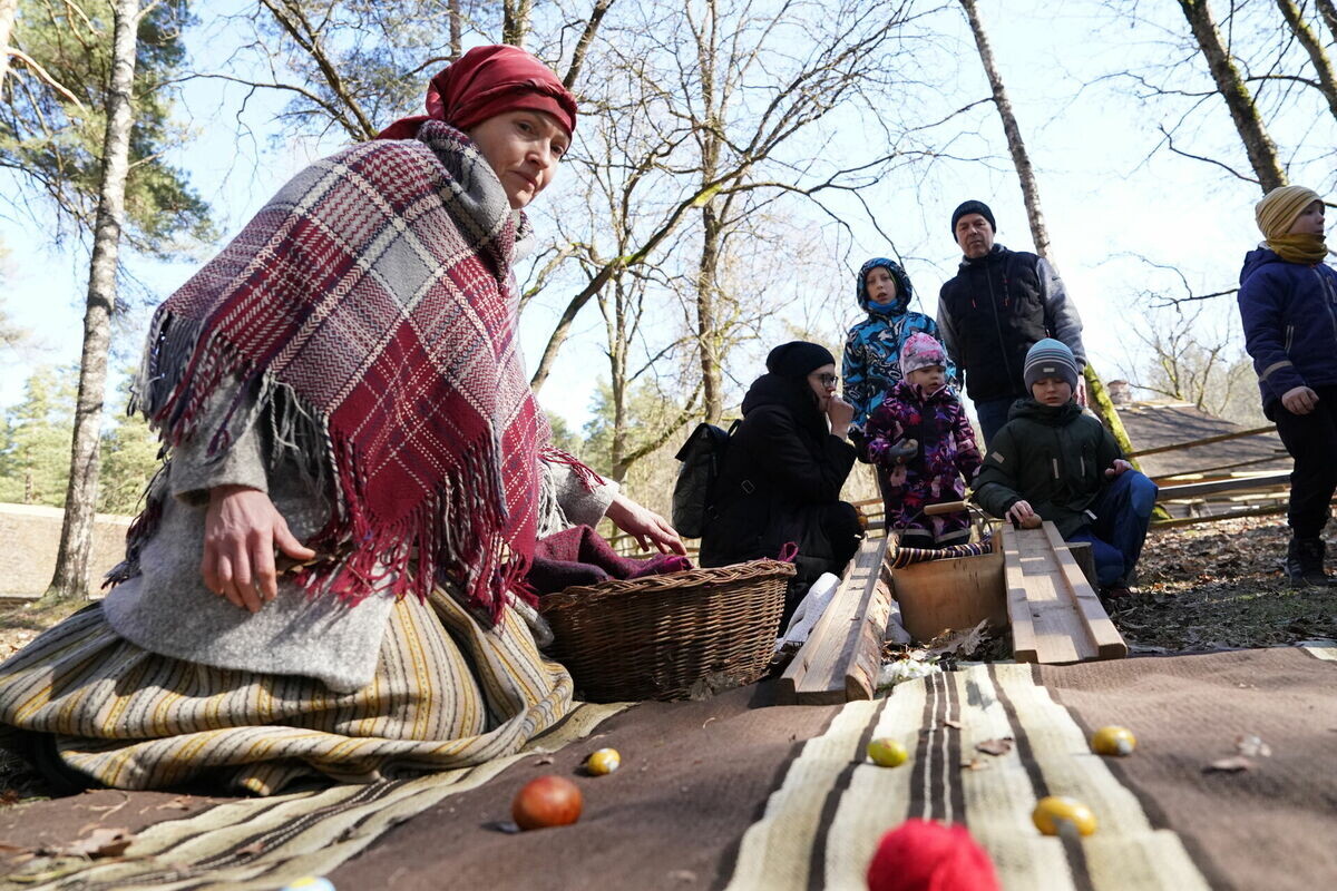 Kurzemē Lieldienās krāsos olas un gatavos putnu būrīšus