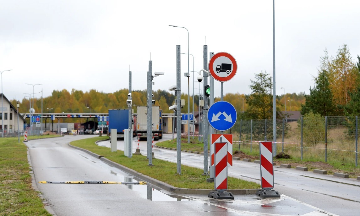 Robežpunkta barjeras sabojājušais tadžiks tiesā liecina par bēgšanu no mobilizācijas karā pret Ukrainu un tiek attaisnots