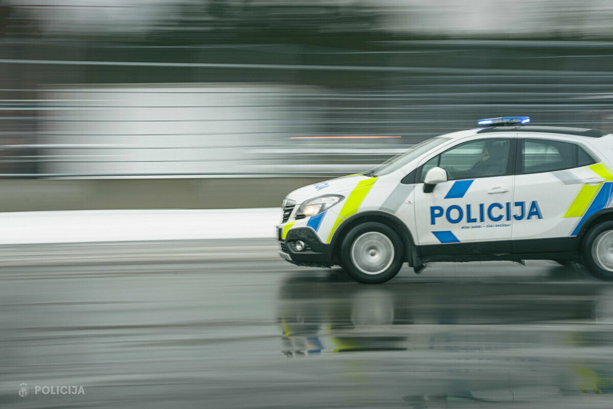 Jelgavā nepilngadīgais ar “BMW” bēg no policijas