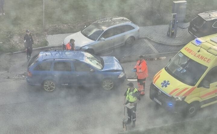 Video: Tosmarē automašīna ietriecas stāvēšanai novietotā spēkratā, cietuši divi cilvēki