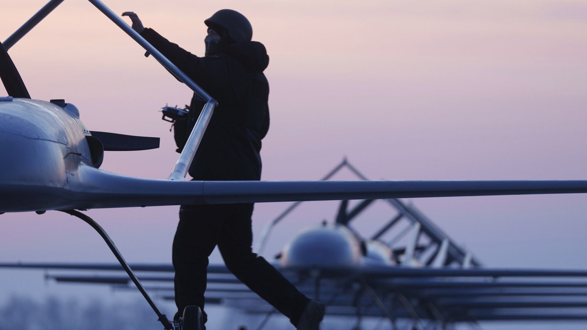 Lielbritānija šogad nodos Ukrainai vismaz 120 000 dronu