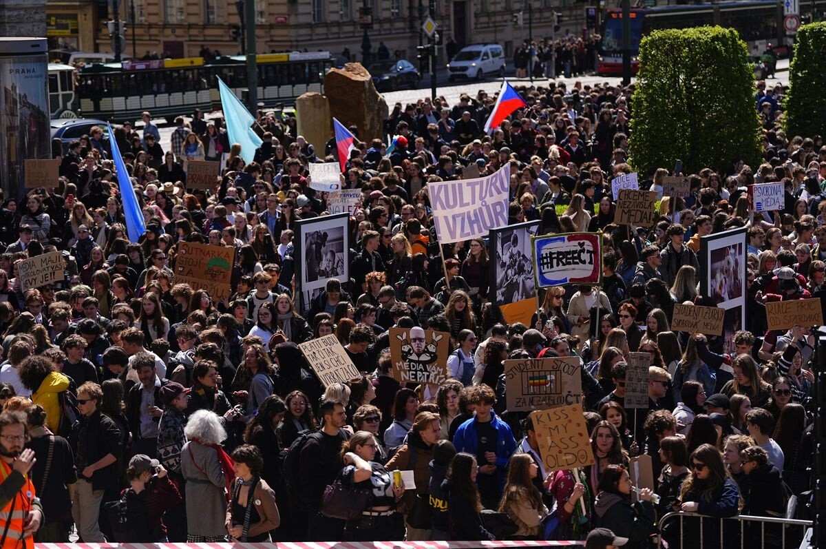 Čehijā studenti protestē pret valdības plānu pārskatīt sabiedrisko mediju finansēšanu