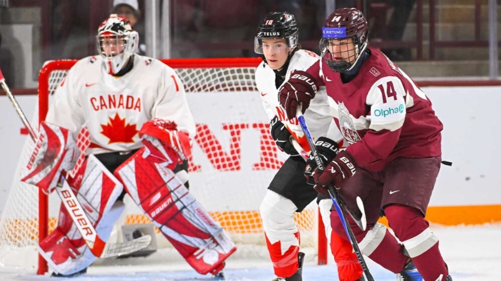 Latvijas U-18 hokejisti pasaules čempionātu sāks ar maču pret Kanādu