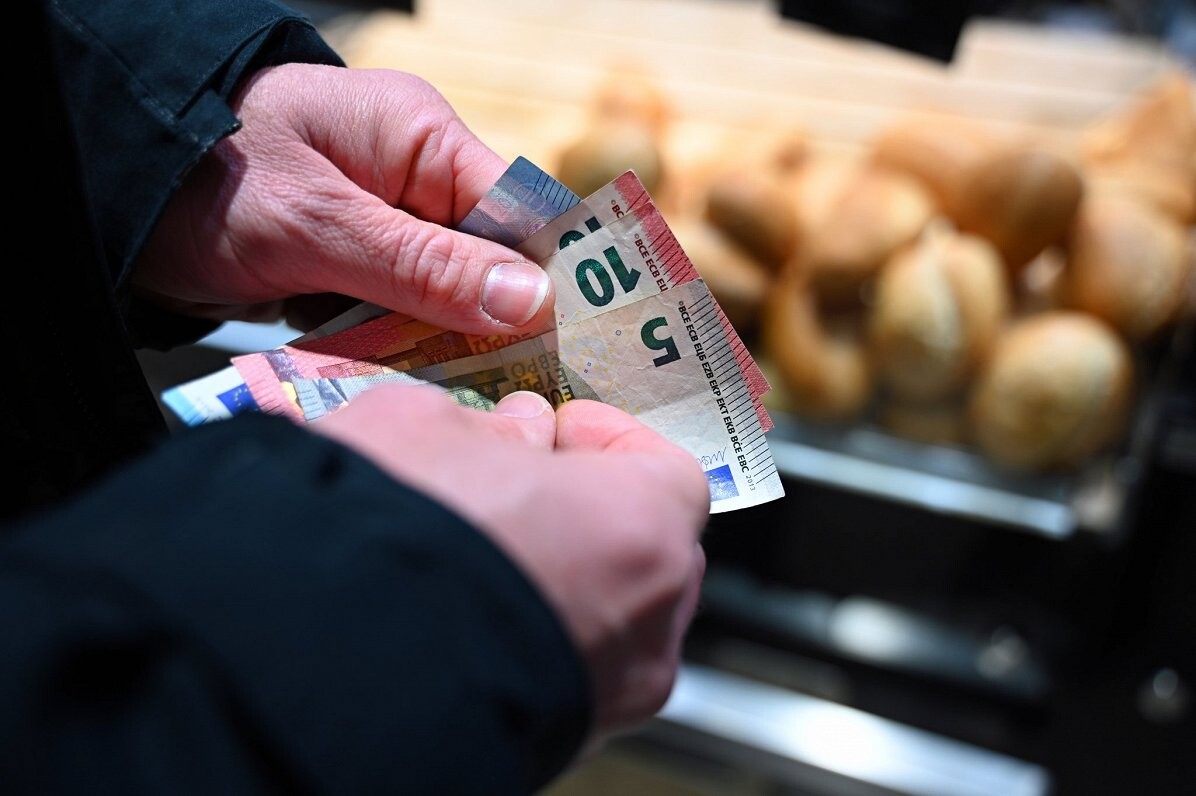 Aptauja: Latvijā 46% iedzīvotāju lielākās bažas par nākotni rada cenu kāpums