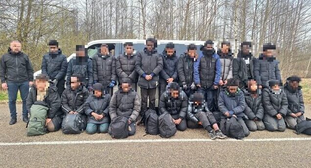 Ludzas novadā ārvalstnieka vadītā busiņā uziet 21 nelegālo migrantu