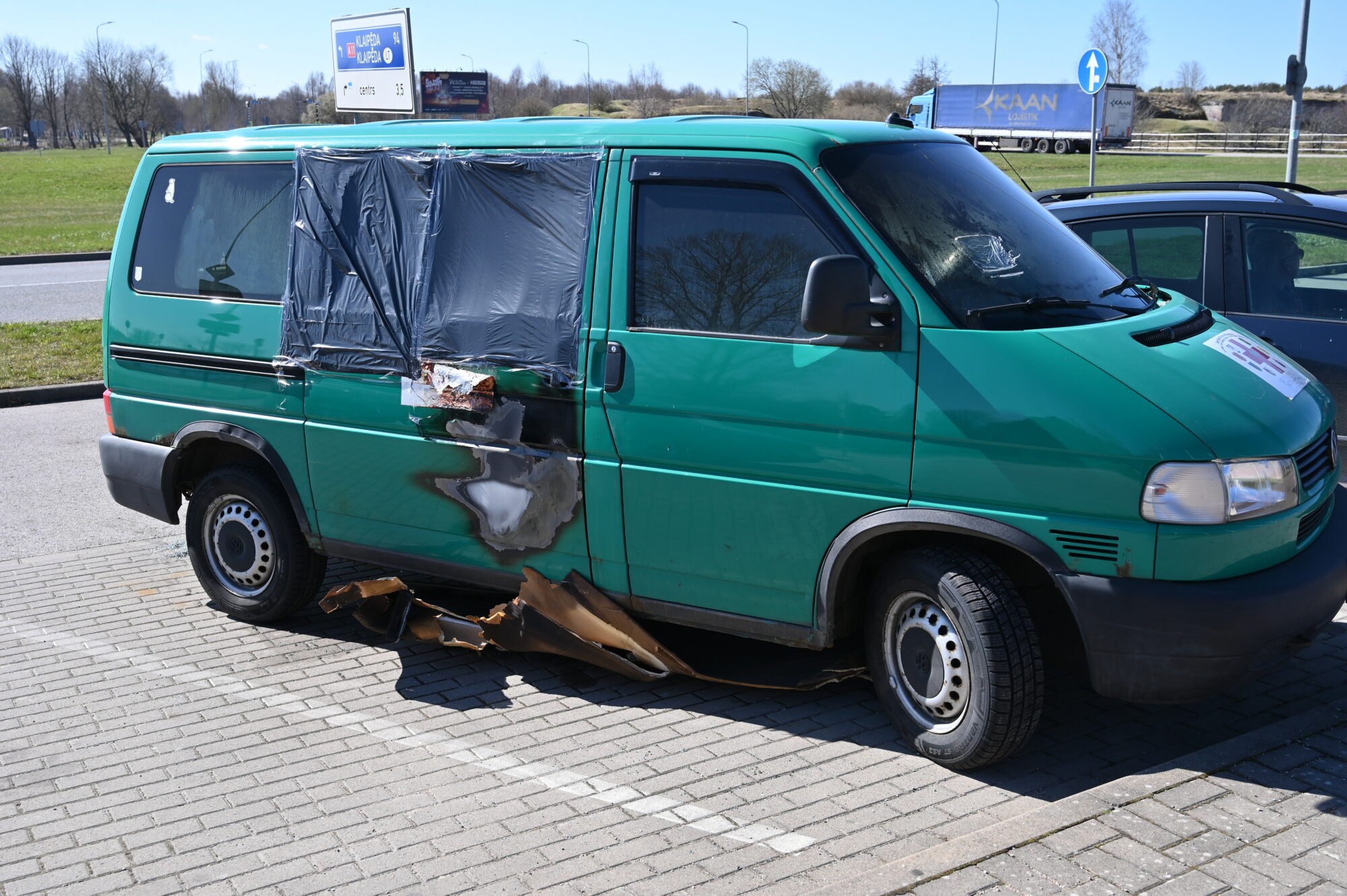 Foto: Pie Centrālkapiem mēnešiem stāv ugunsgrēkā cietis mikroautobuss