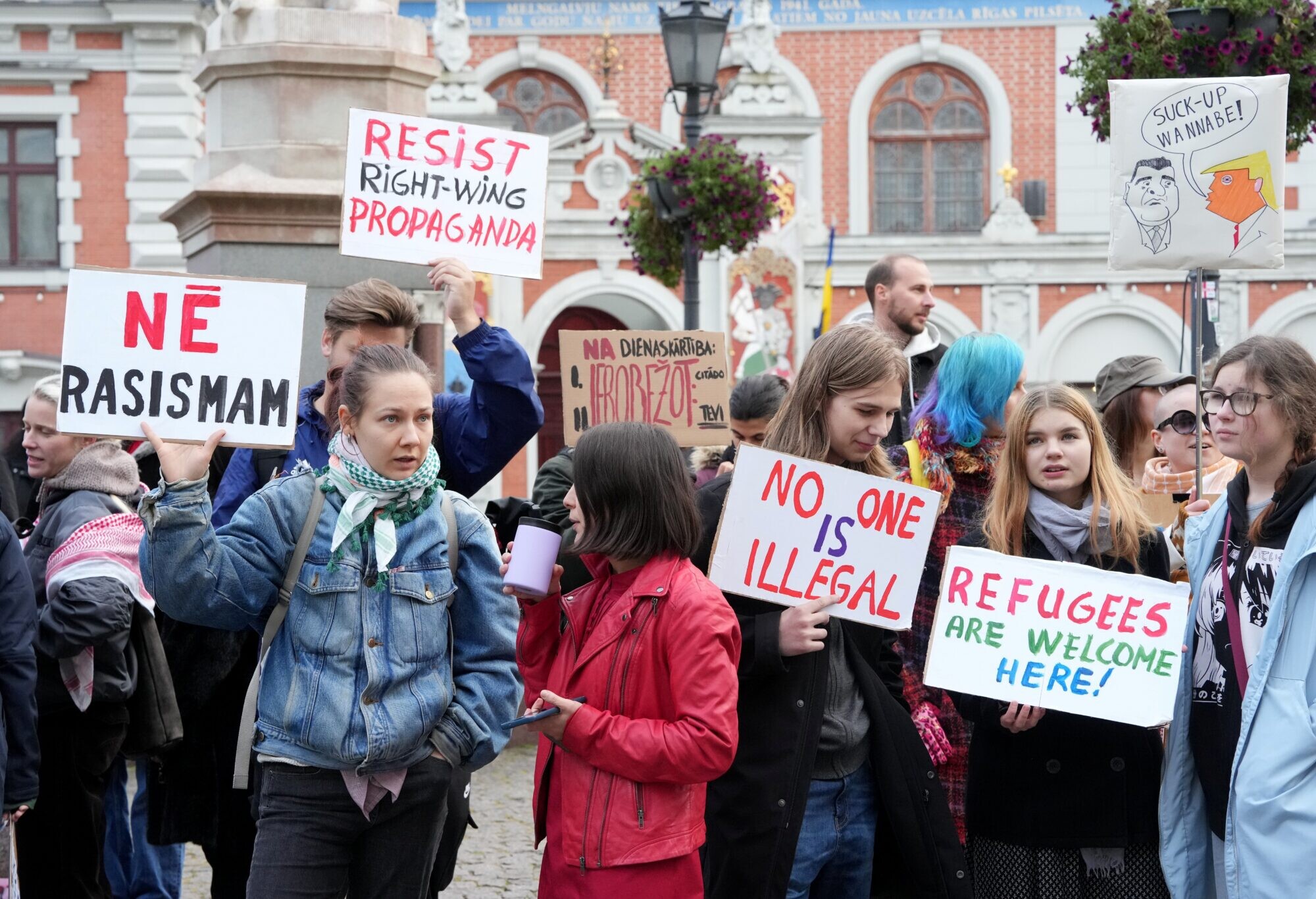 Protesta akcija pret imigrācijas politiku pulcē ap 70 cilvēku