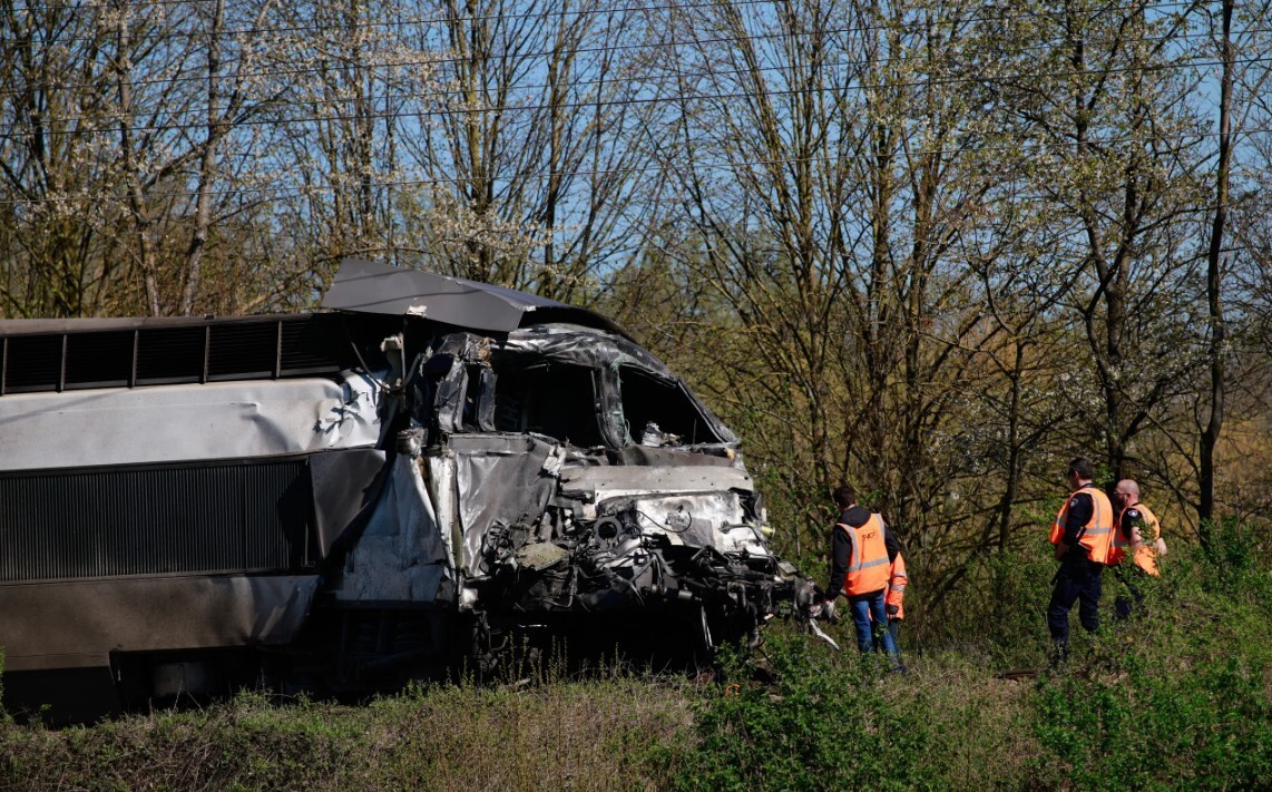 Video: Francijā vilciena sadursmē ar kravas automašīnu gājis bojā viens cilvēks un 13 ievainoti