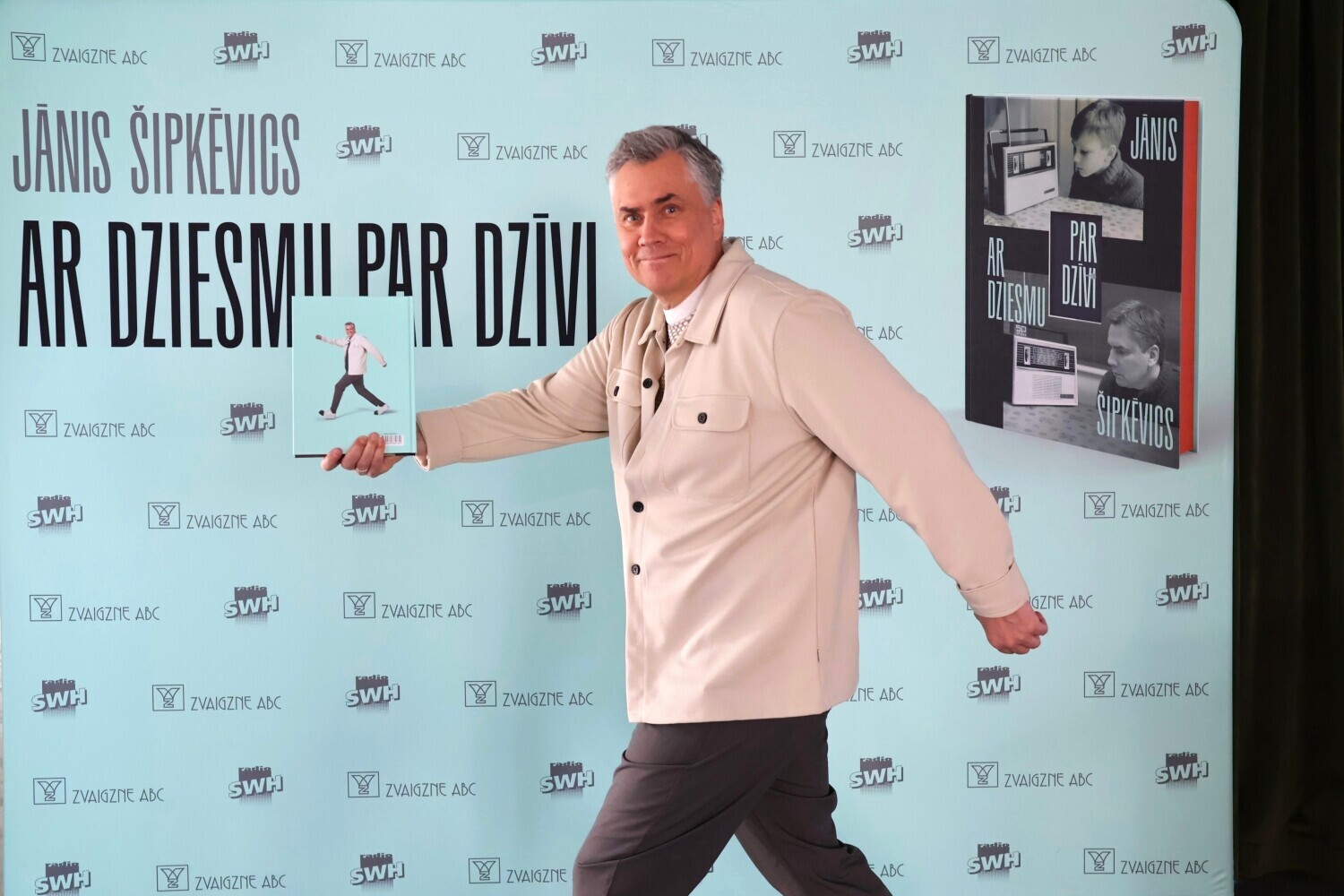 Liepājas koncertzālē notiks Jāņa Šipkēvica grāmatas “Ar dziesmu par dzīvi” atvēršanas svētki