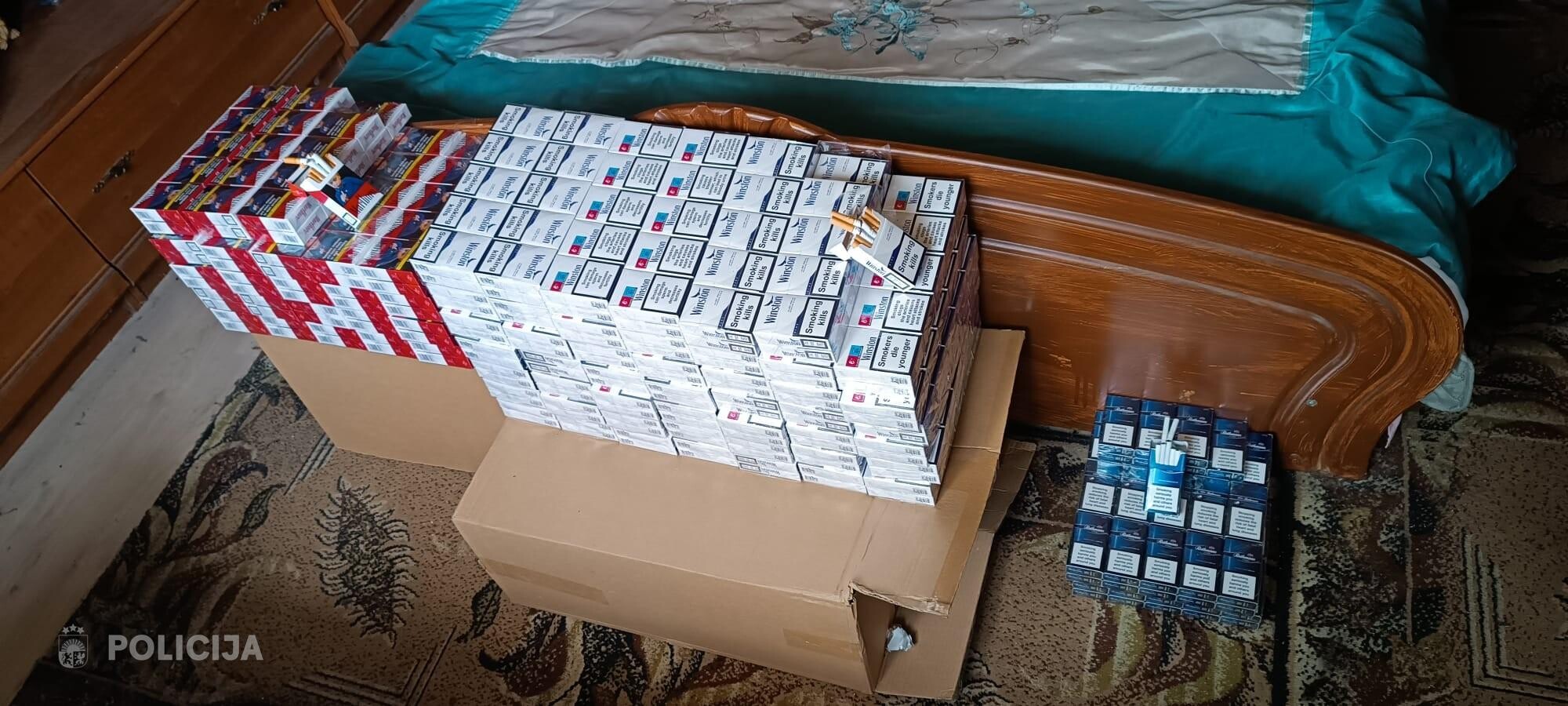 Foto: Mājoklī Daugavpilī atrod ievērojamu daudzumu nelegālo cigarešu un alkoholu