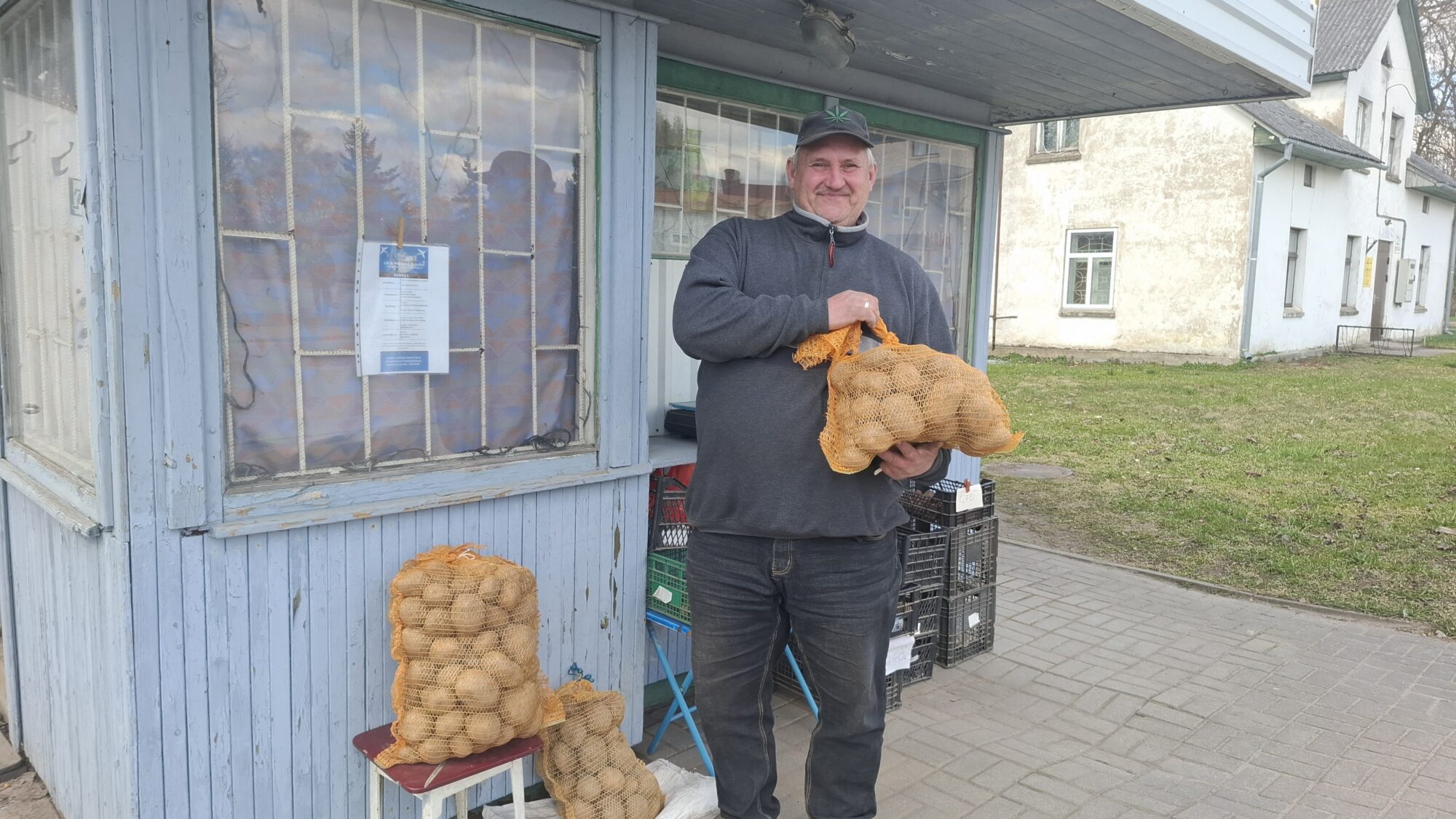 Foto: Strādāt nevarēja, bet mājās sēdēt negribēja. Andris Priekulē tirgo dārza ražu ielas malā