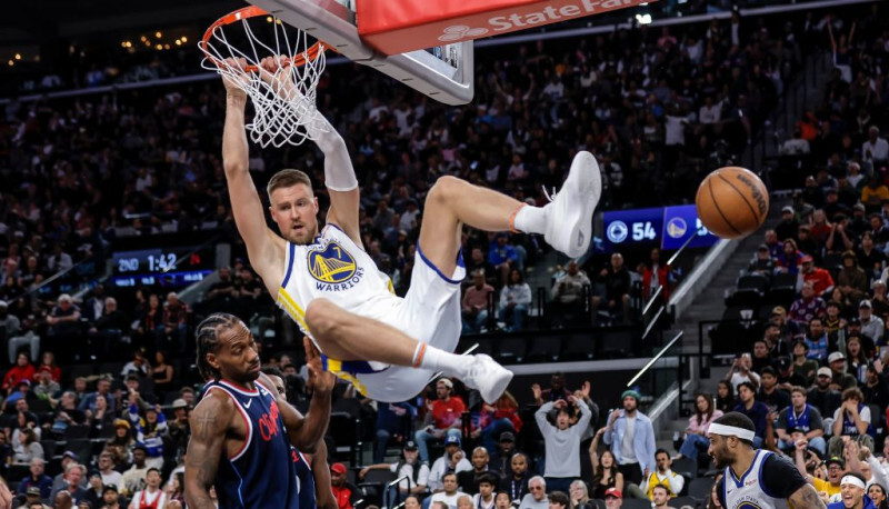 Video: Porziņģis gūst 20 punktus “Warriors” uzvarā “play-in” mačā