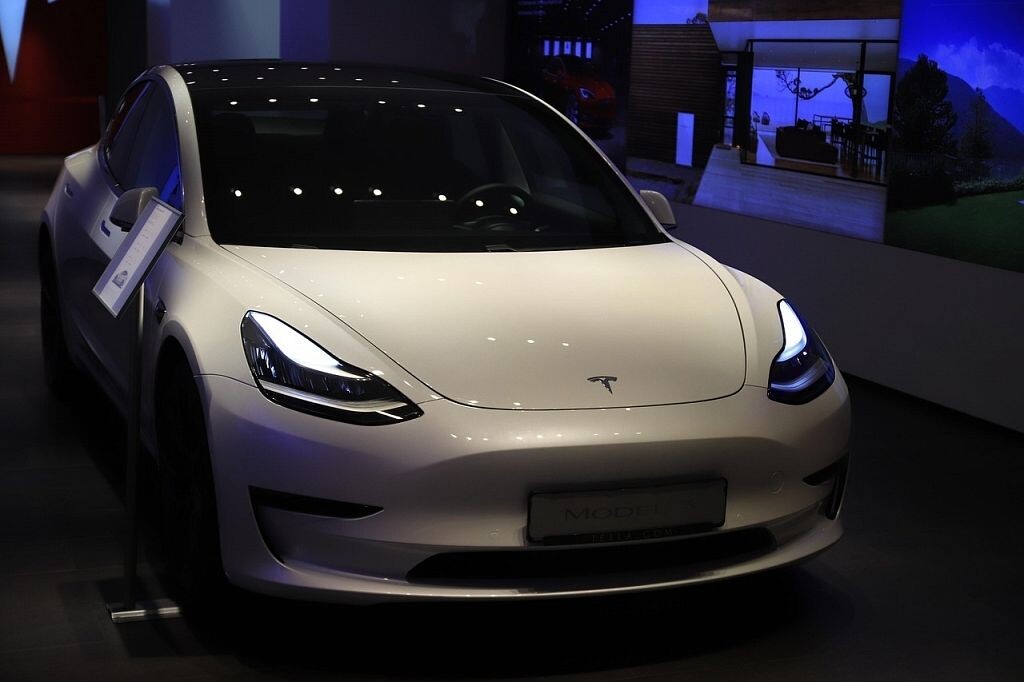 “Tesla” peļņa pirmajā ceturksnī kāpusi par 17%