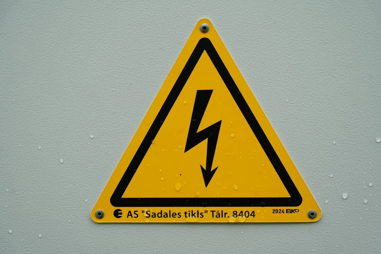 Liepājā bez elektrības aptuveni 1500 “Sadales tīkla” klientu