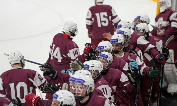 Latvijas U-18 hokeja izlases kandidāti pārbaudes spēlē vēlreiz pārspēj Poliju