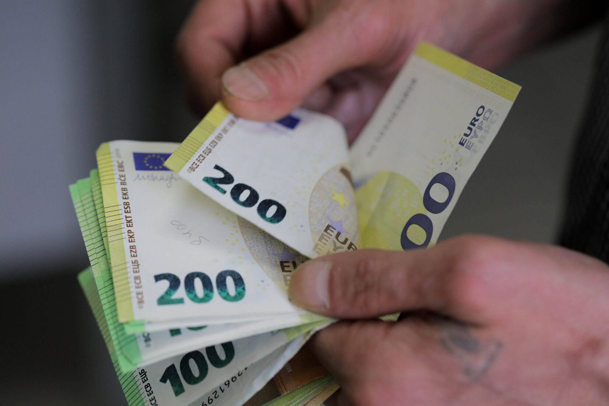 Rēzeknē autovadītājs gandrīz trīs promiļu reibumā policistiem piedāvā 400 eiro kukuli