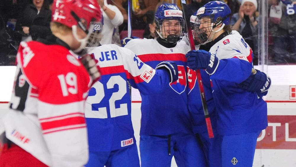 Slovākijas hokejisti kļūst par Latvijas pretiniekiem pasaules U-18 čempionāta pusfinālā
