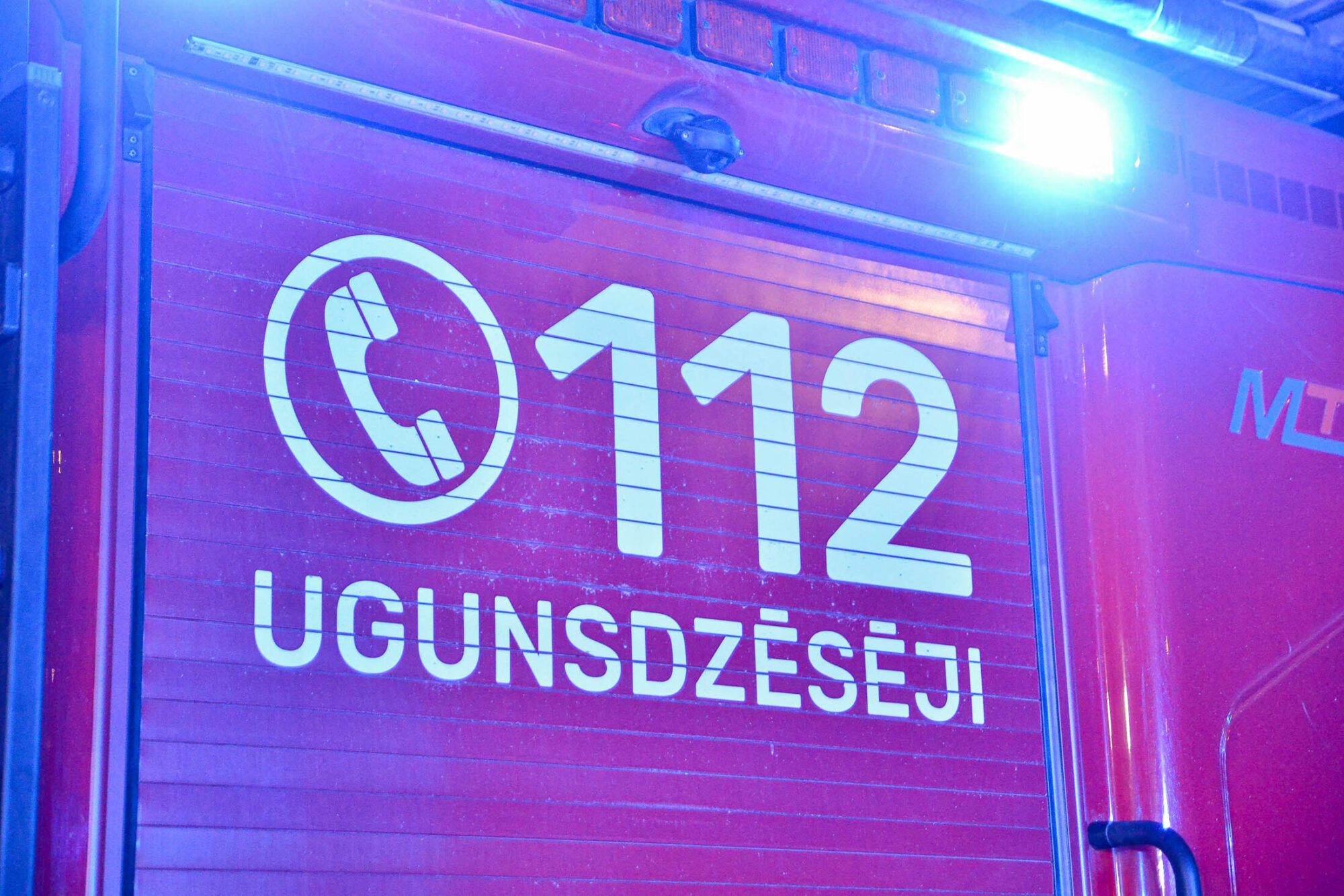 Satraukums Krūmu ielā – pa logu veļas dūmi