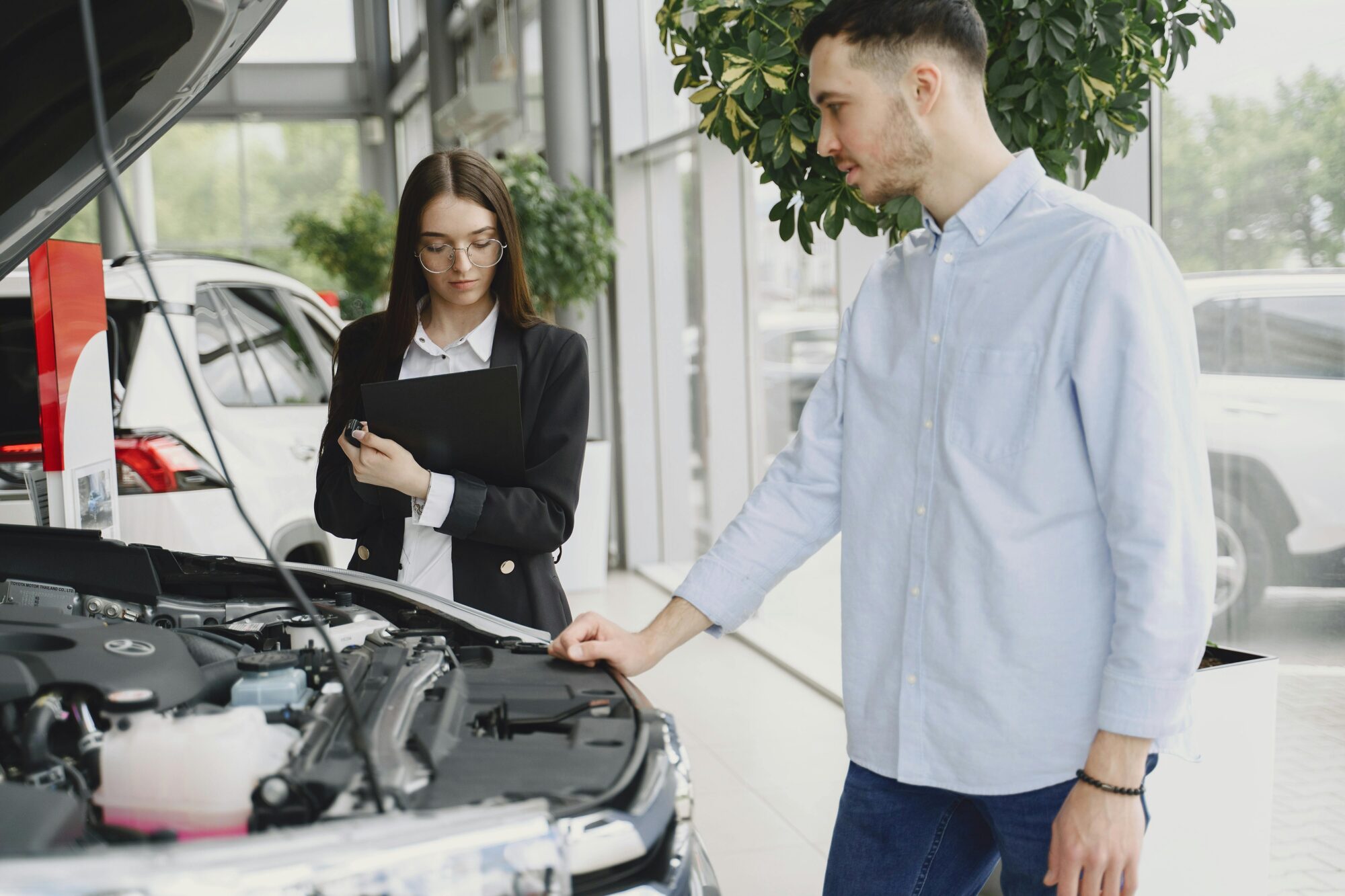 Autotirgus mainās: dīzeļi zaudē pozīcijas, pircēji skatās uz hibrīdiem un elektroauto