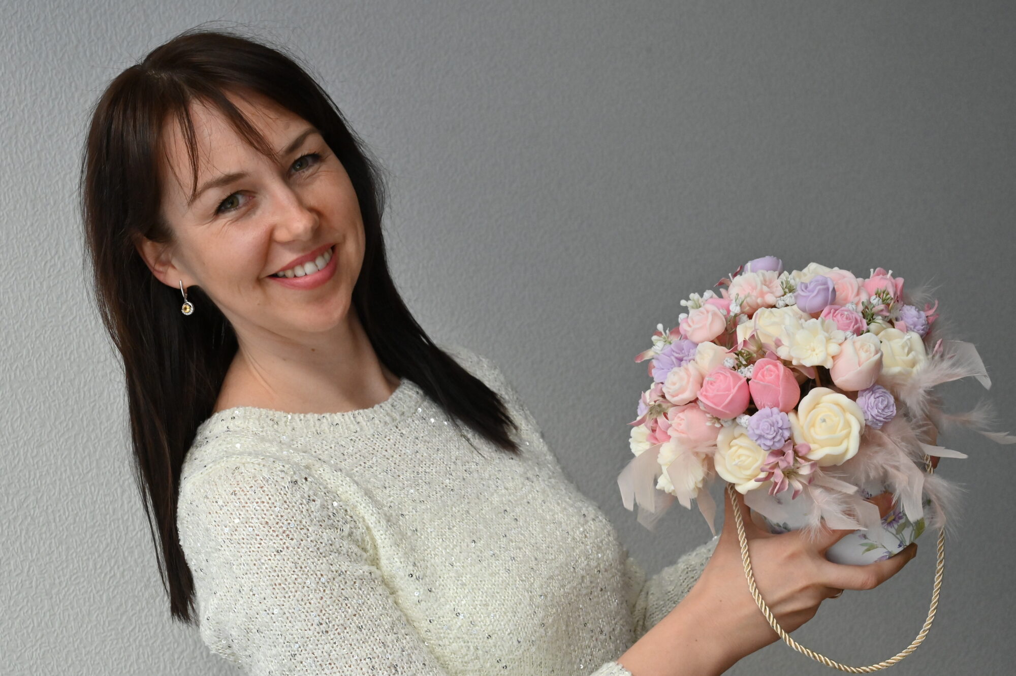Foto: Liepājniece Linda Timbare sveces pārvērš ziedos un dāvanās