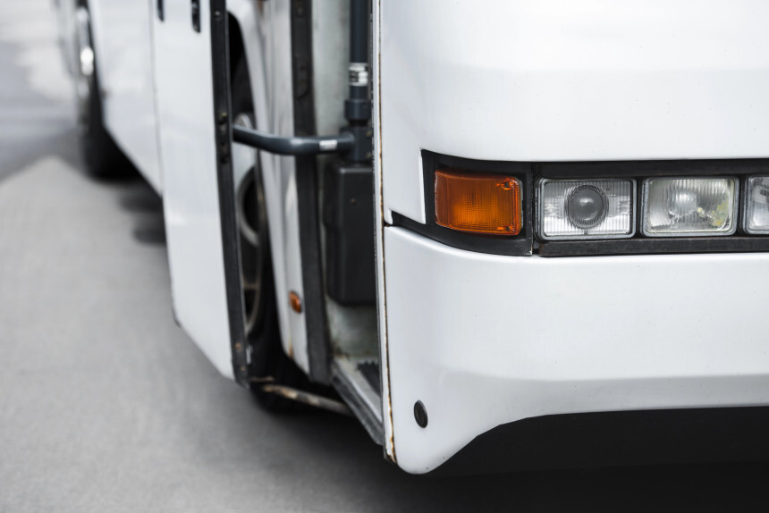 “Vai tiešām bērnu drīkst atstāt pieturā?” Liepājā autobusa šoferis vēlā vakarā liek izkāpt nepilngadīgajam