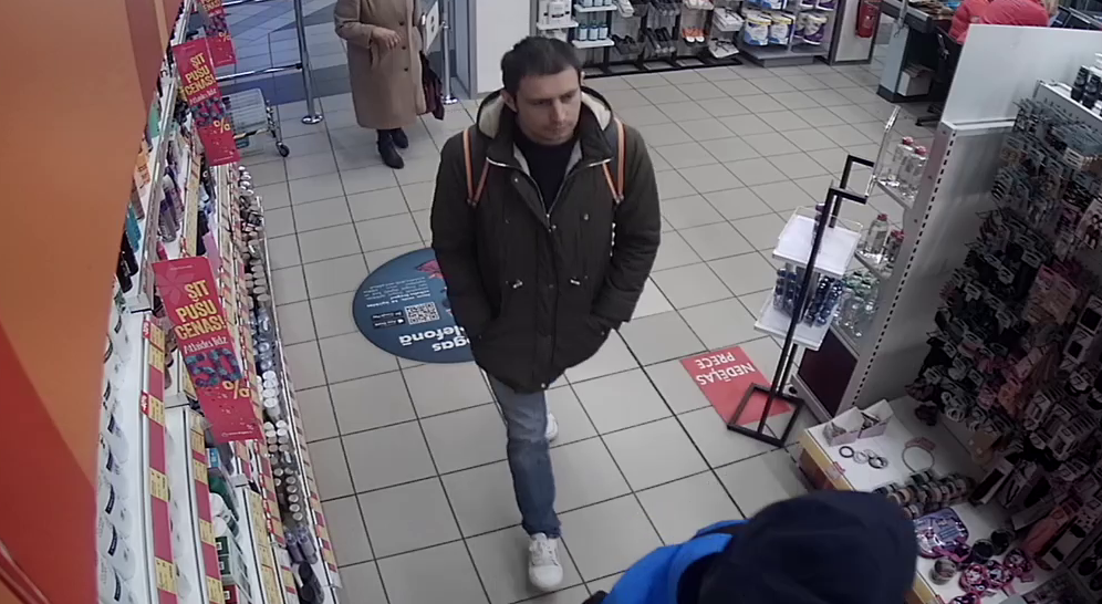 Foto: Policija Liepājā skaidro cilvēku identitāti