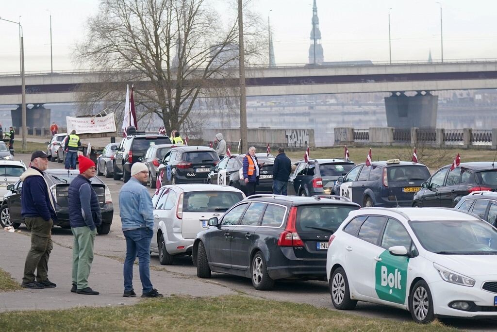 Rīgā vairāki simti taksometru vadītāju protestē pret “Bolt” īstenoto politiku