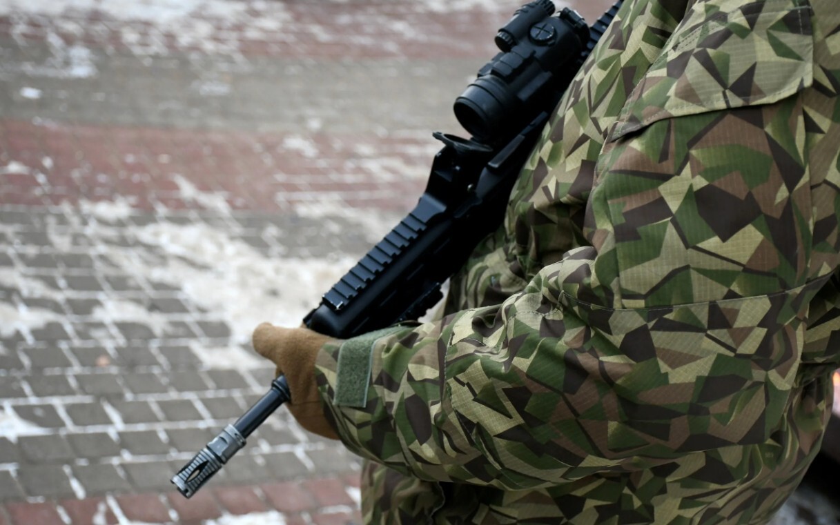 Latvijas Aizsardzības ministrija no ASV neesot saņēmusi informāciju par bruņojuma piegāžu termiņu mainīšanu
