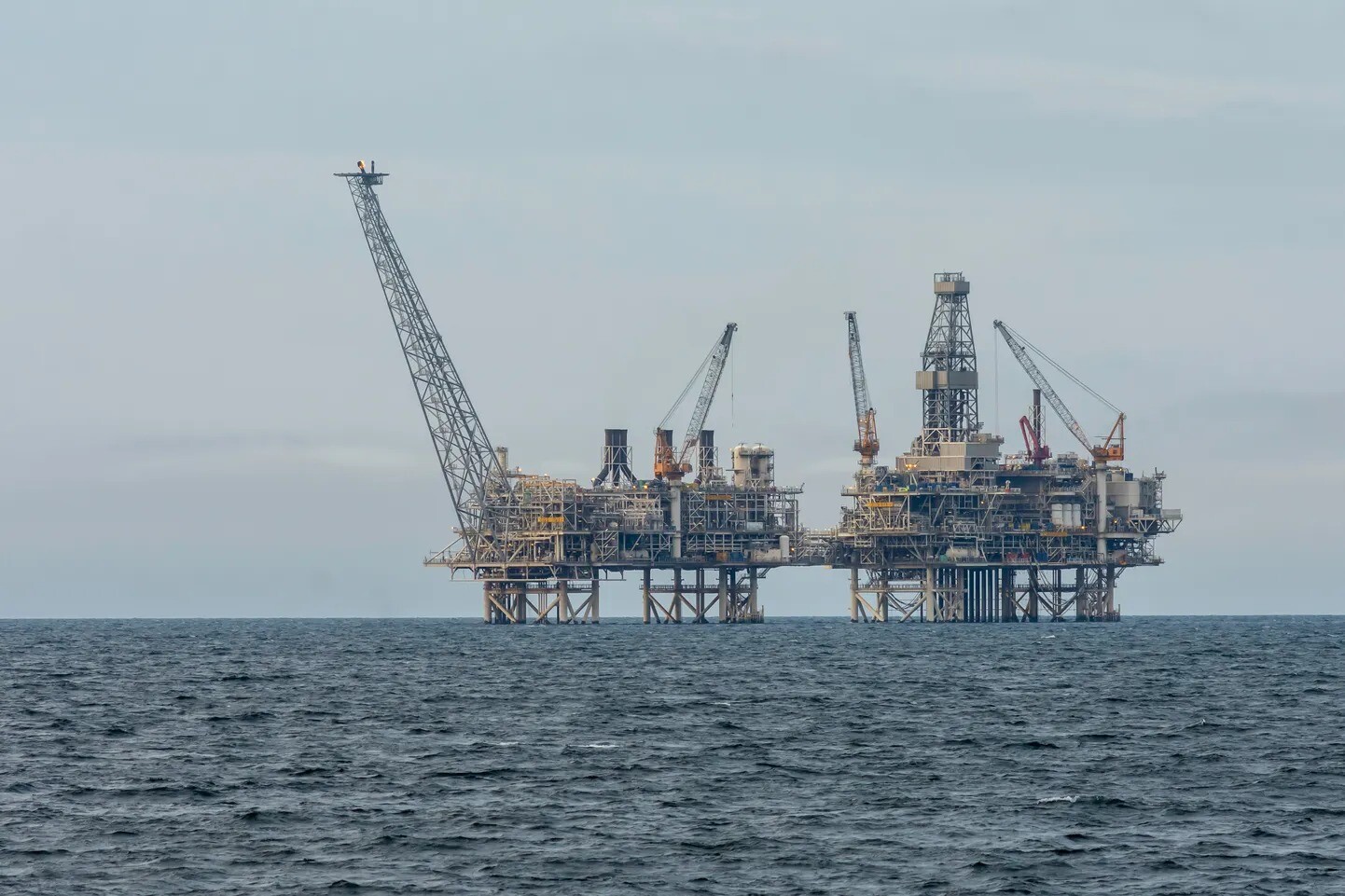 OPEC+ atkal palielina naftas ieguves kvotas