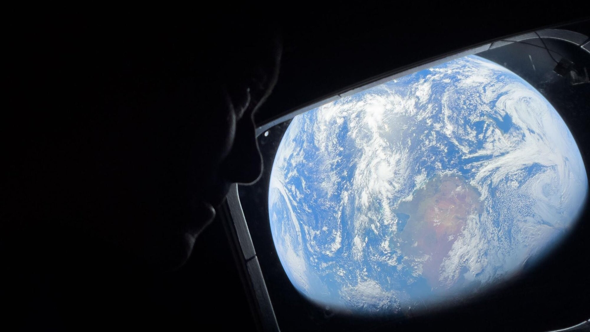 NASA publicē “Artemis II” apkalpes uzņemto Zemes attēlu