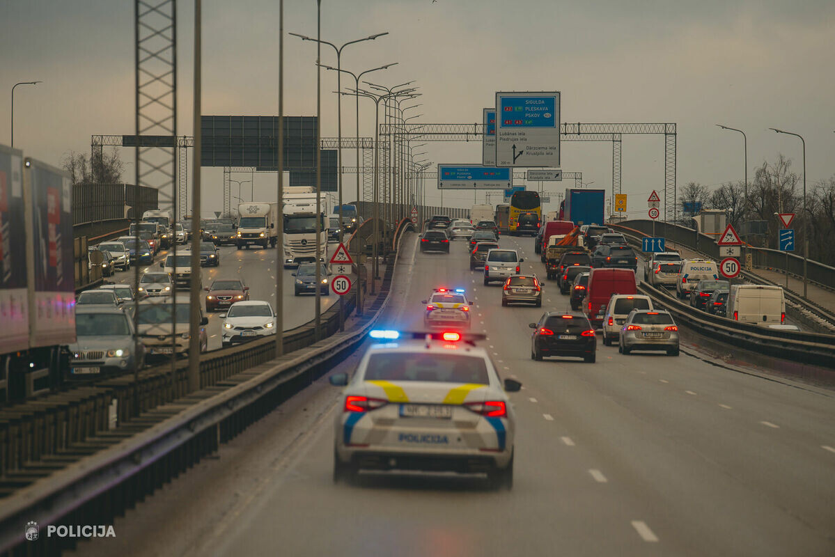 Policija arī šodien pastiprināti uzraudzīs drošību uz autoceļiem