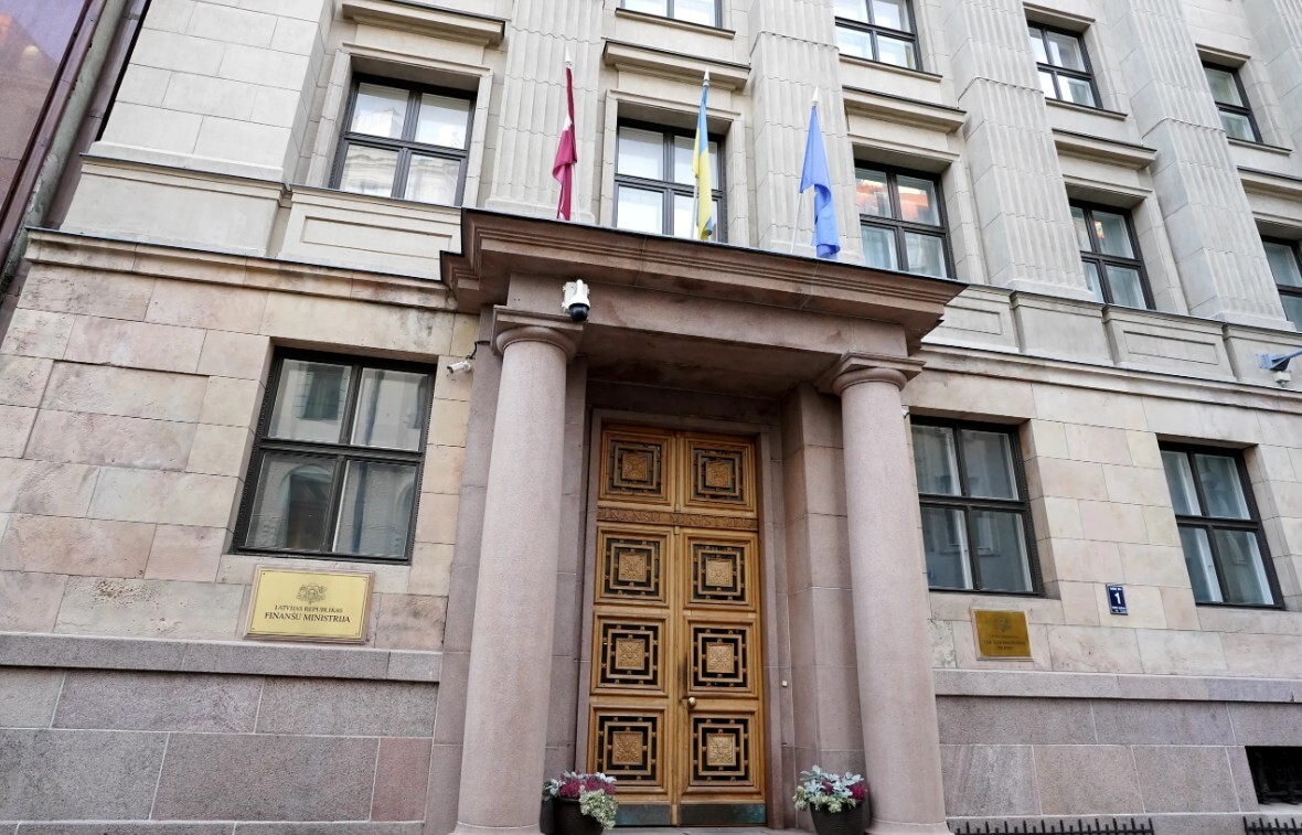 Pabeigta tiesas izmeklēšana lietā par strādnieka nokrišanu no FM ēkas jumta