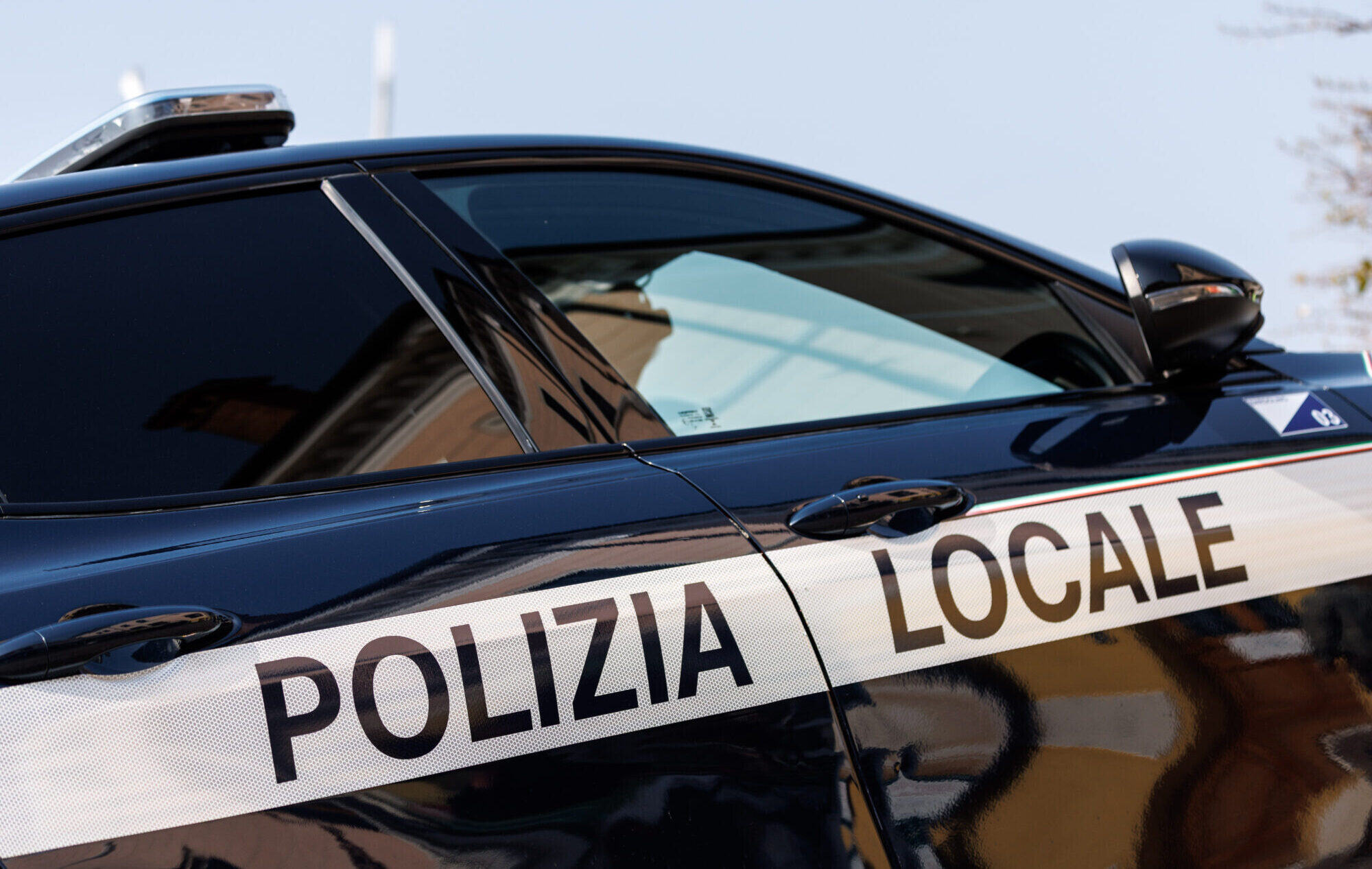 Itālijā par narkotiku un viltotu dokumentu izgatavošanu aizturēts Latvijas pilsonis