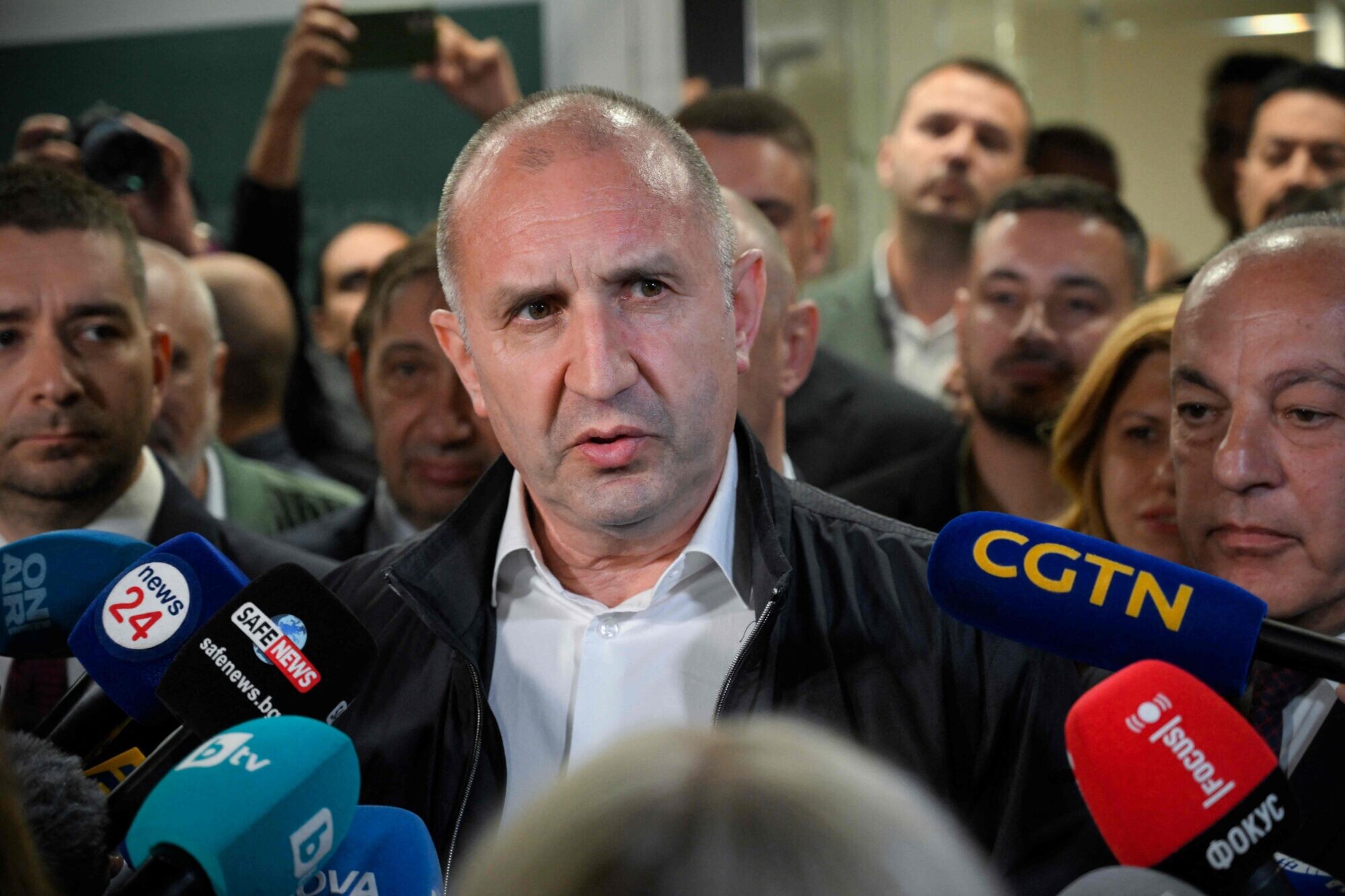 Aptaujas: Bulgārijas parlamenta vēlēšanās uzvarējusi eksprezidenta Radeva alianse