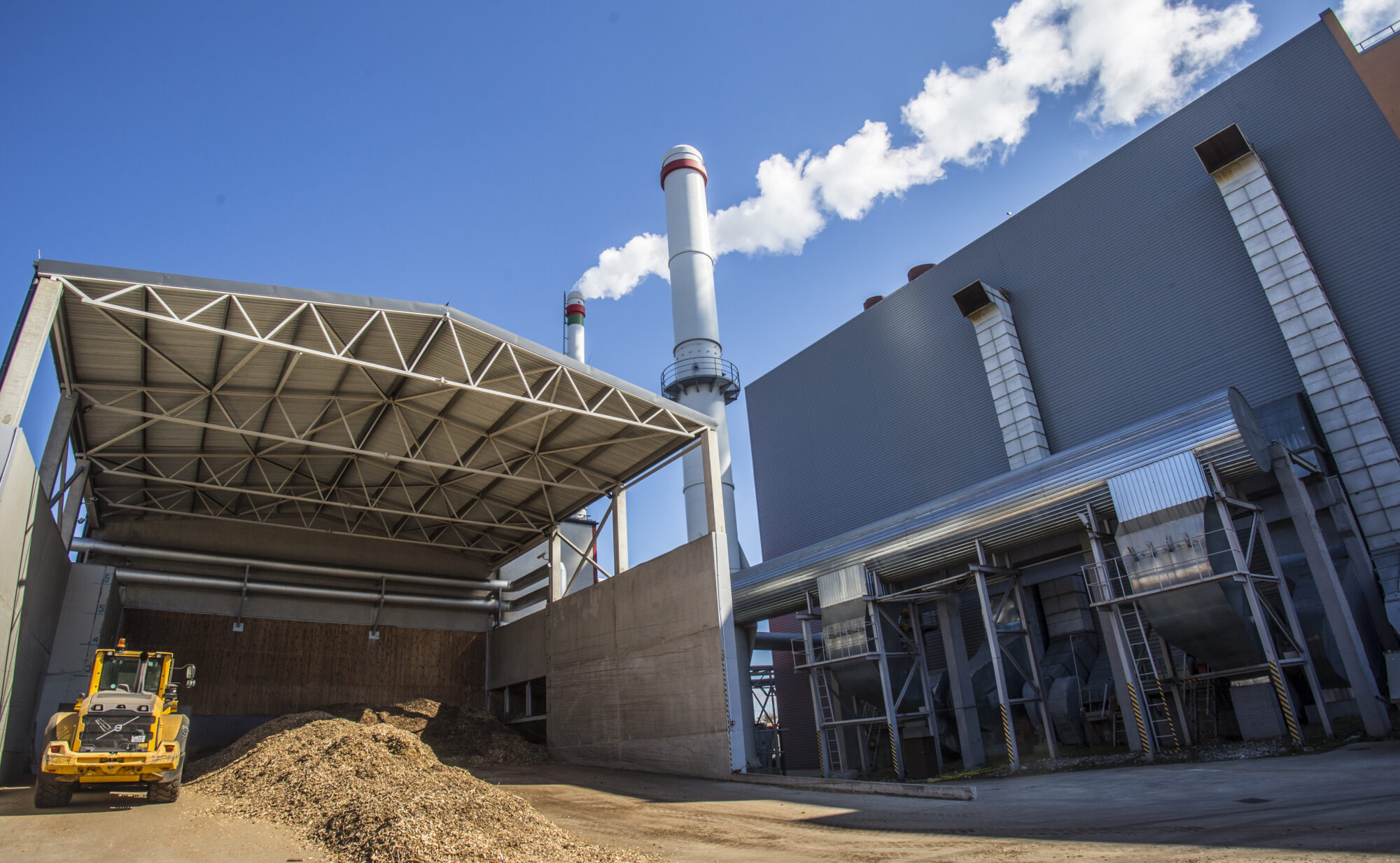 “Liepājas enerģija” aicina piedalīties cenu aptaujā par šķeldas piegādi jaunajai apkures sezonai