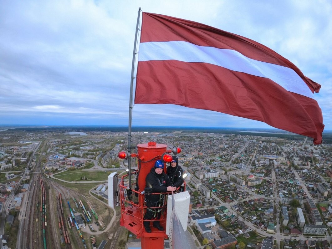 Valsts augstākajos sakaru torņos pacelti valsts karogi