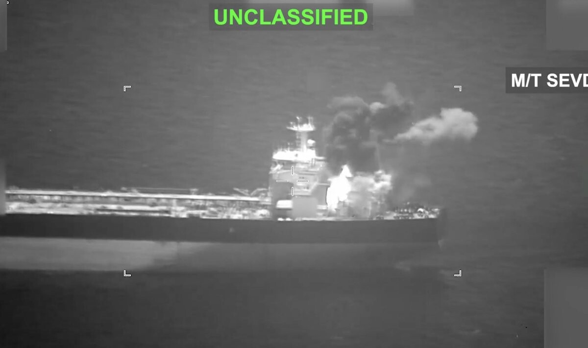 ASV militārā lidmašīna apšaudījusi divus tankkuģus, kas mēģināja pārraut Irānas ostu blokādi