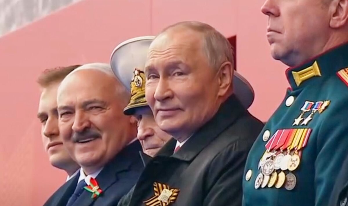 Putins parādē Maskavā runā par “uzvarām” karā Ukrainā