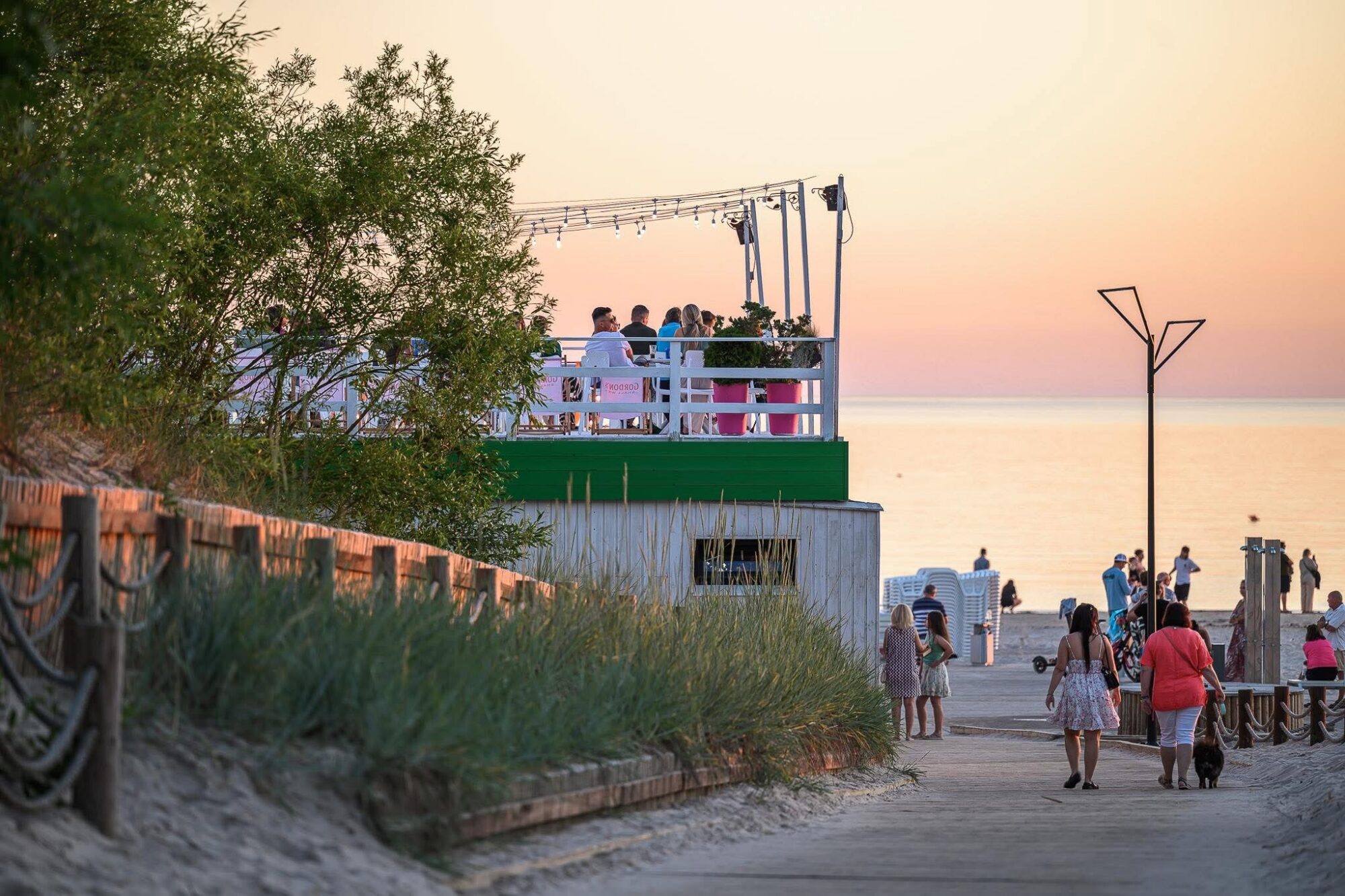 “Red Sun Buffet” aicina uz amerikāņu mini festivālu un Māmiņdienas koncertu