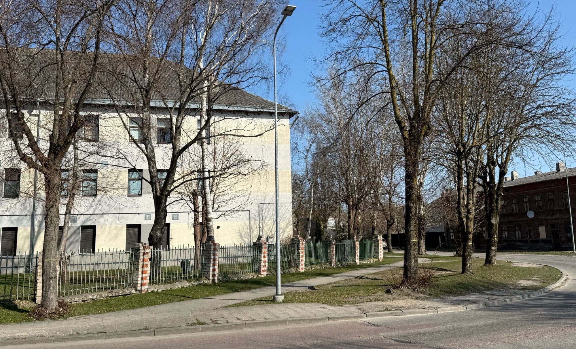 Notiek atkārtota publiskā apspriešana par plānoto koku ciršanu Flotes ielā mobilitātes punkta projekta realizēšanai