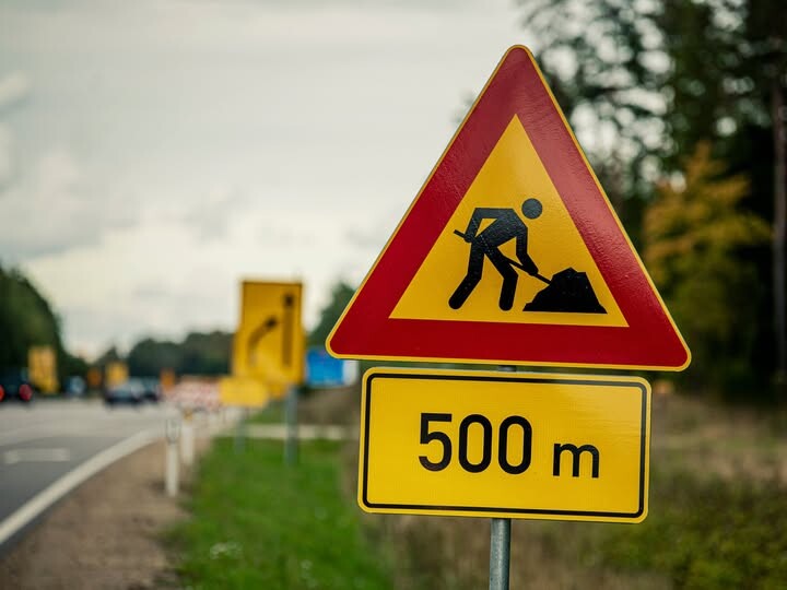 Pie Kalvenes slēgta pārbrauktuve uz Liepājas šosejas