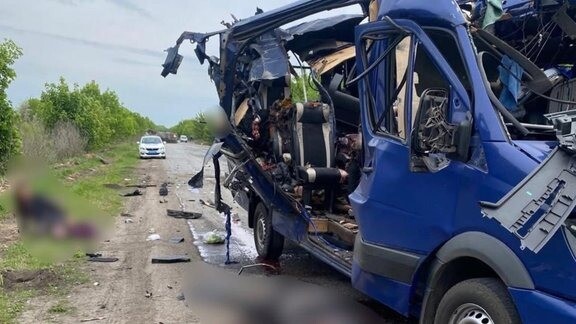 Hersonā triecienā mikroautobusam nogalināti divi cilvēki