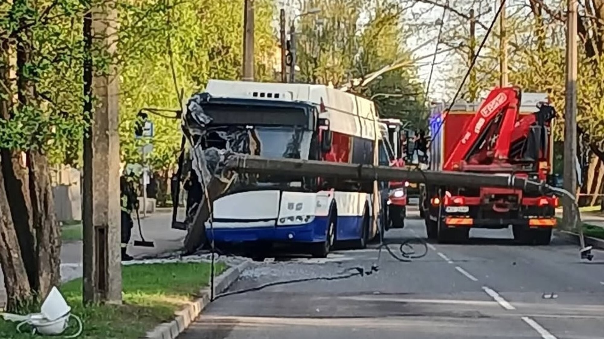 Rīgā trolejbuss ietriecies stabā